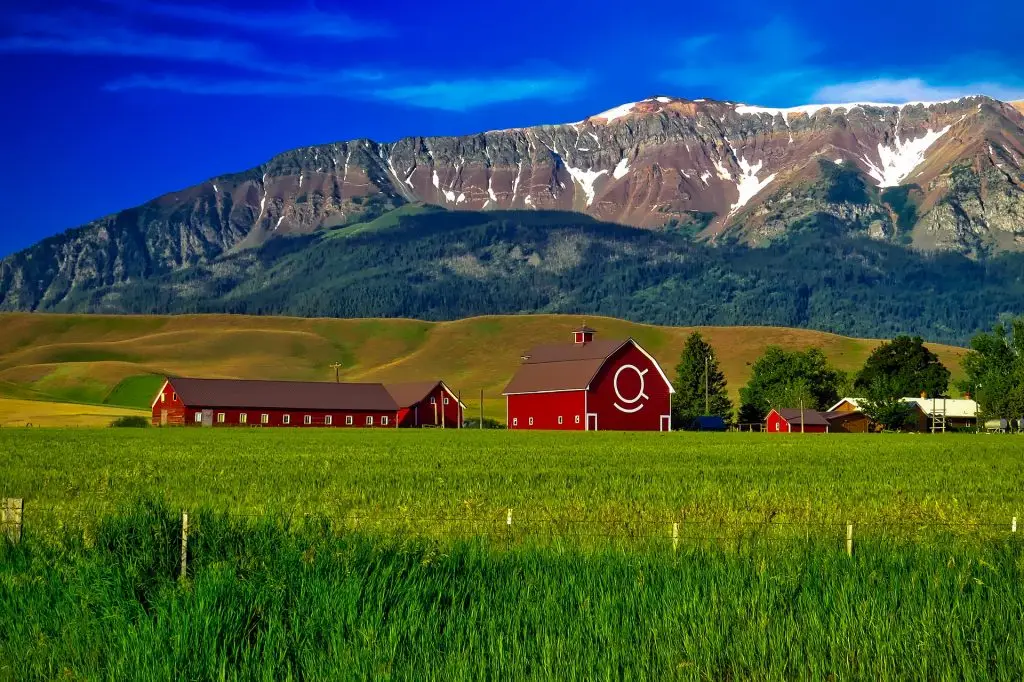 Oregon Farm With Barn & Mountains